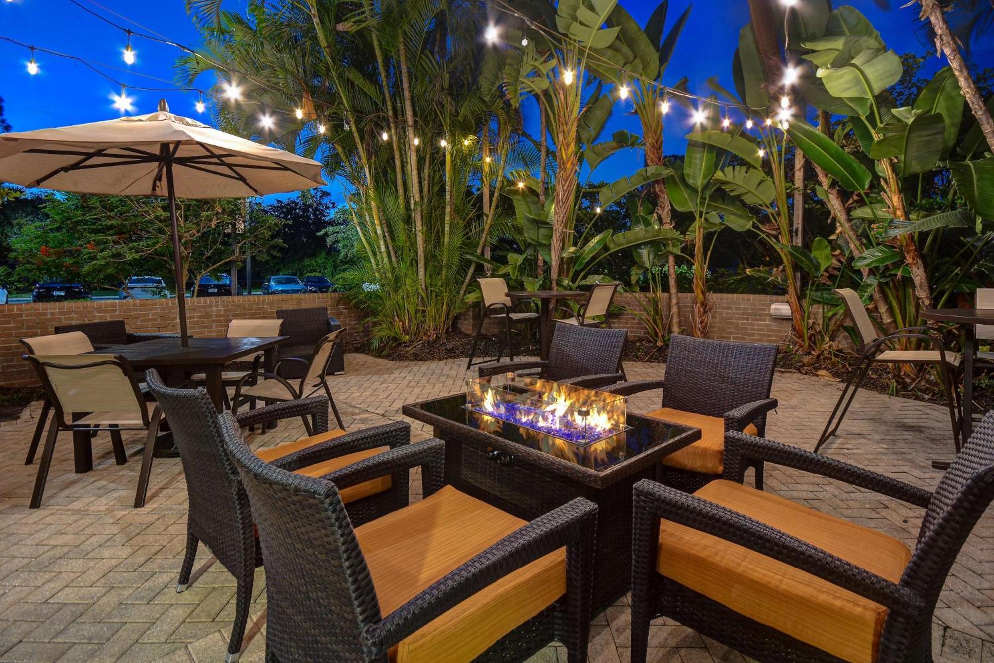 Hilton Garden Inn Fort Myers Exterior foto